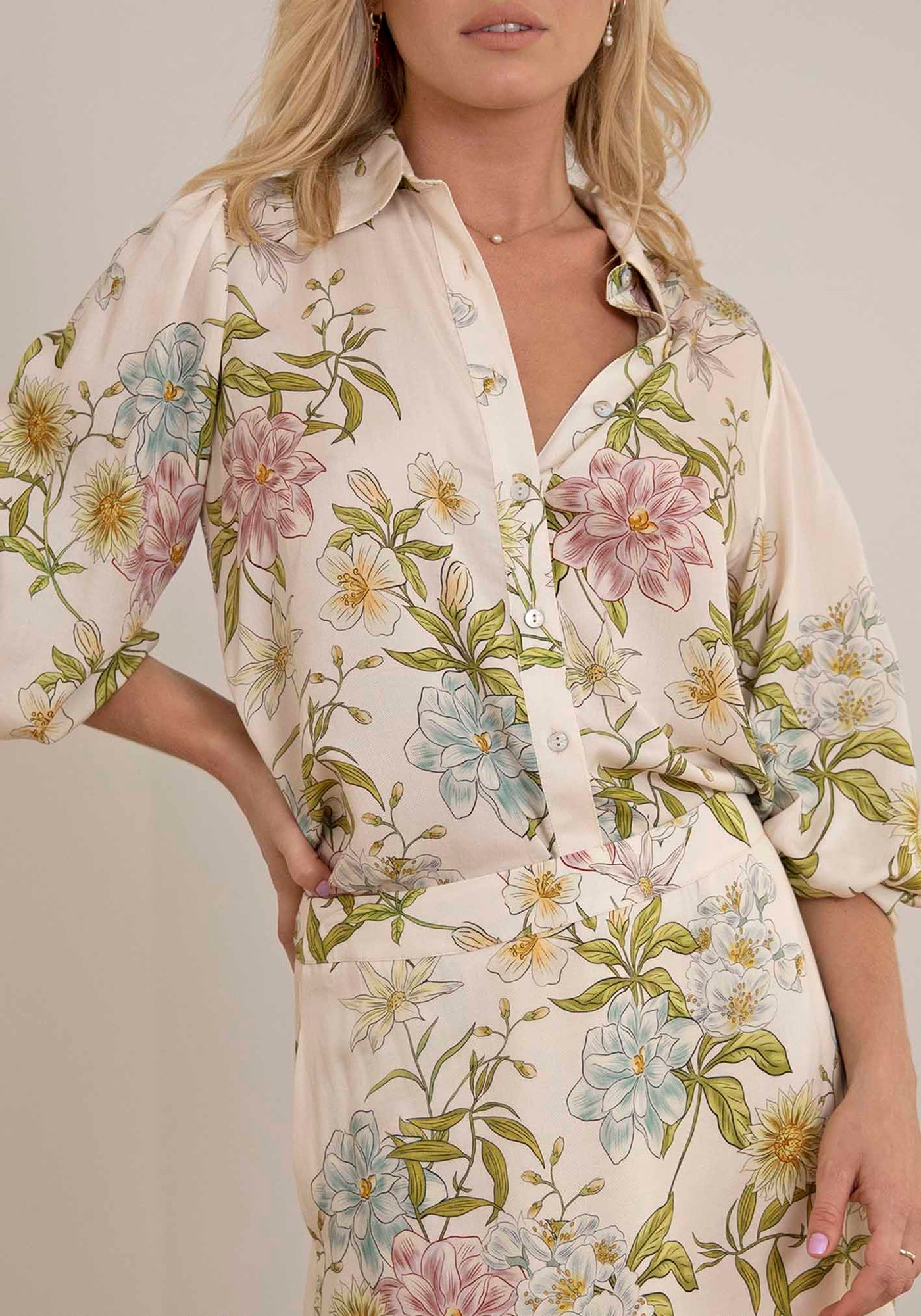 Momento Cream Floral Blouse